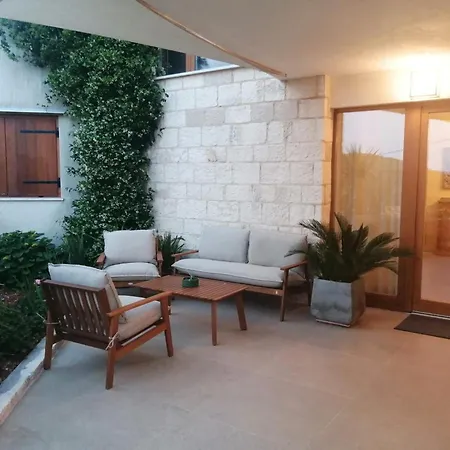 Holiday In - Island Hvar 度假居 *