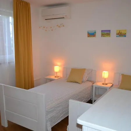 Дом отдыха In - Island Hvar Svirce
