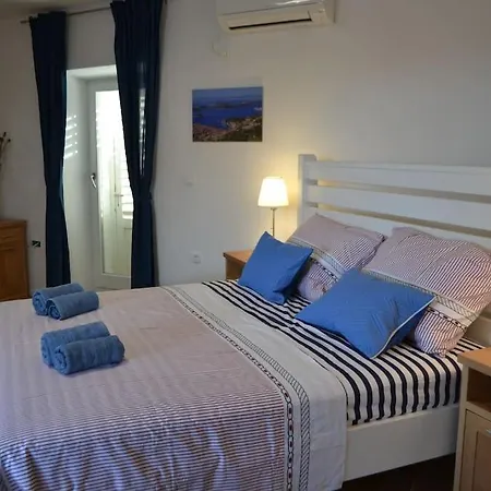 In - Island Hvar Дом отдыха Svirce